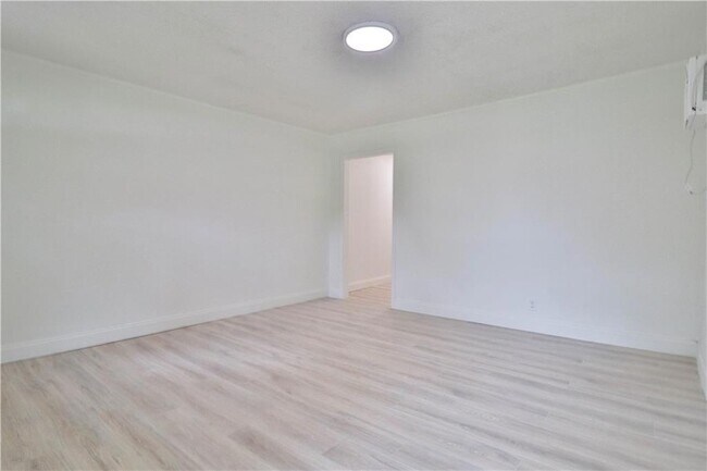Building Photo - 61325 Holly Dr