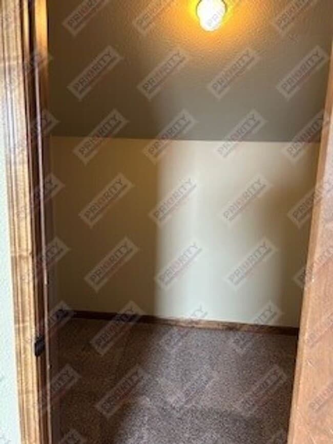 Building Photo - Spacious Home with Everything You’re Looki...