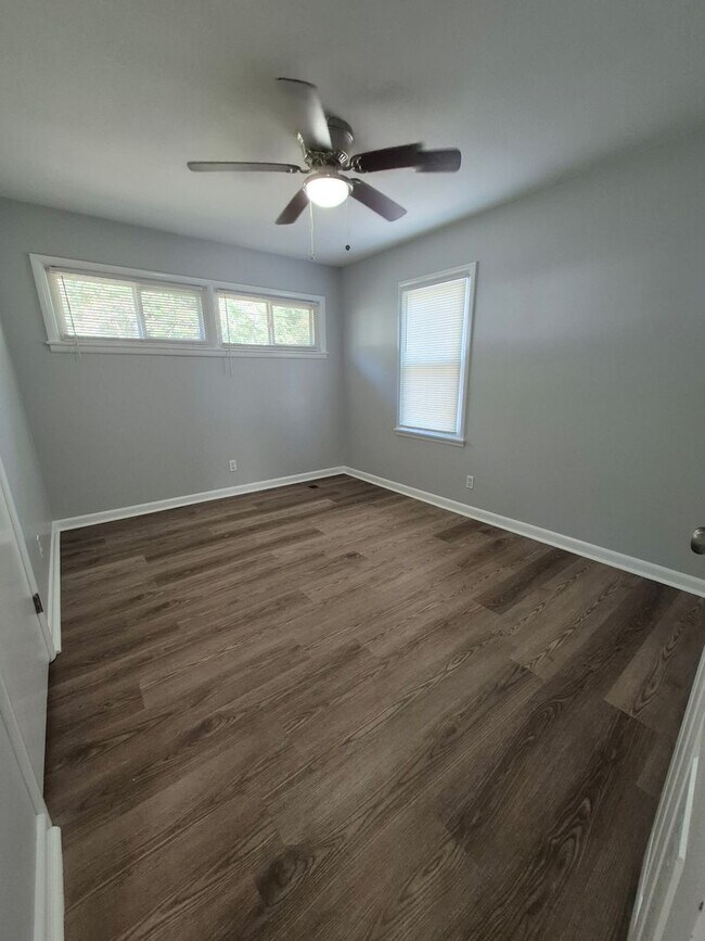 Building Photo - Adorable, remodeled 3br/1ba house close to...