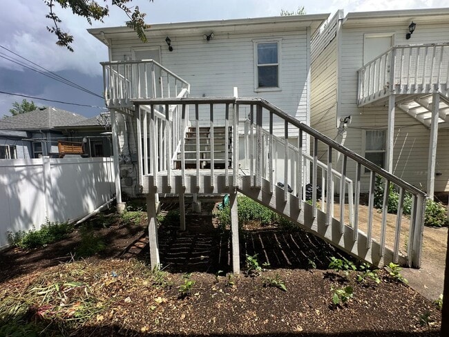 Building Photo - Updated 3-bed 1-bath upper home in Sunnyside with clean finishes and a fresh contemporary feel!