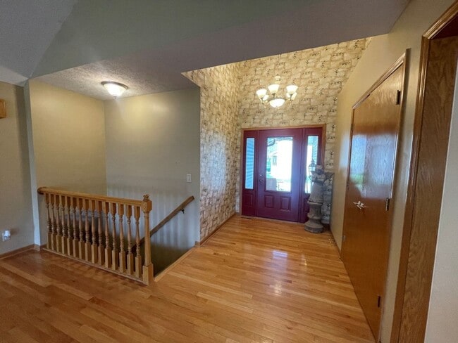 Building Photo - Home For Rent Bellevue.