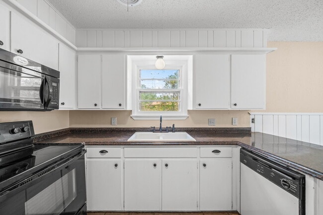 Building Photo - Open Concept 3/2/2, Minutes from LCU & Medical