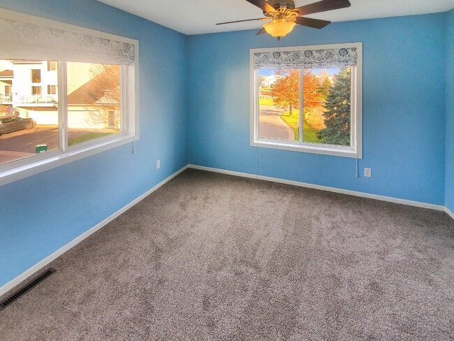 Building Photo - 3BR 2BA End unit Townhome in Stillwater - ...