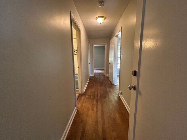 Building Photo - 2 Bed, 1.5 Bath Home with Basement and Sunroom