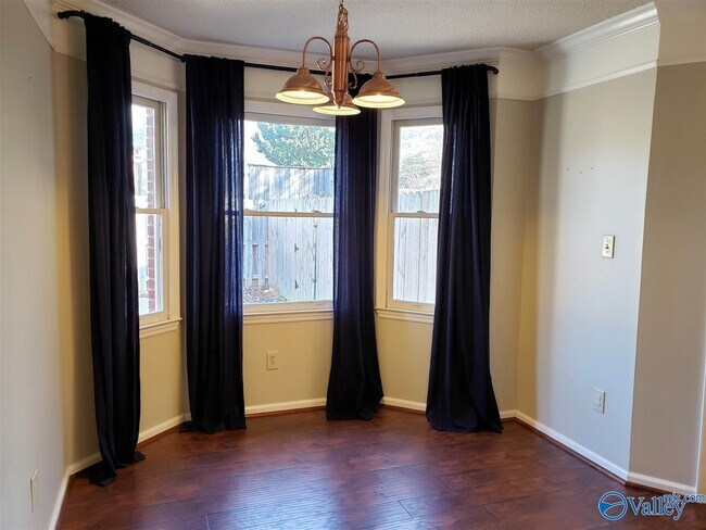 Building Photo - 1100 Leeward Dr SE