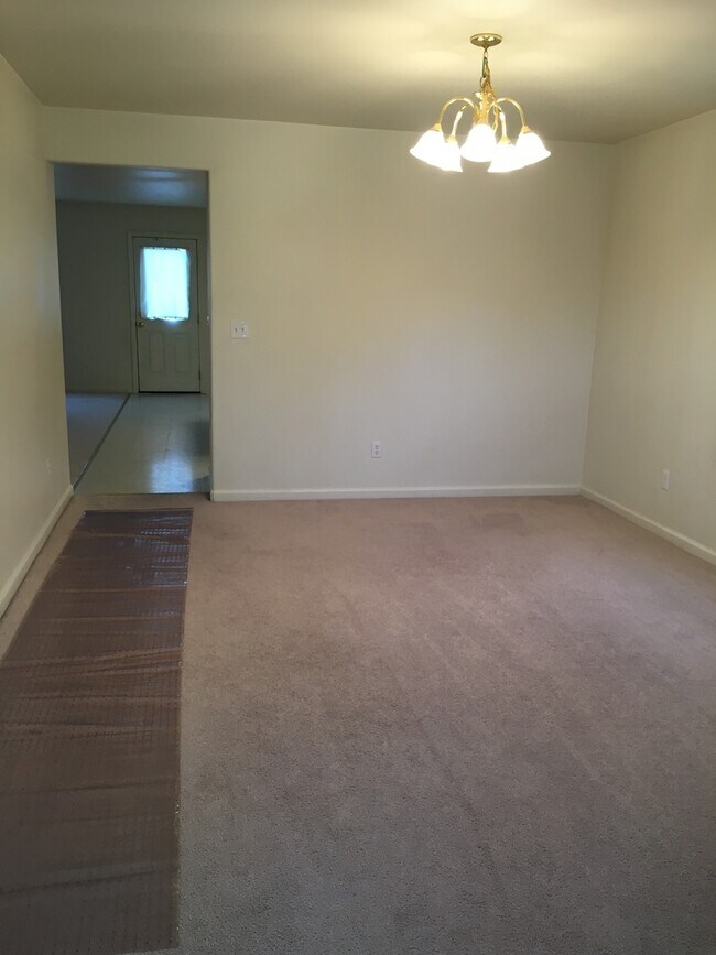 Building Photo - 2644 Sunray Dr