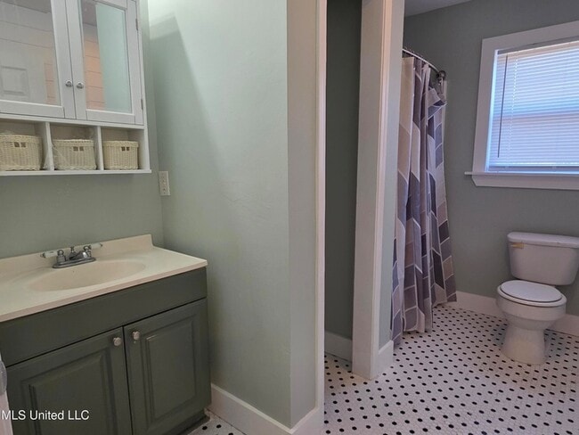 Building Photo - 412 Robert St