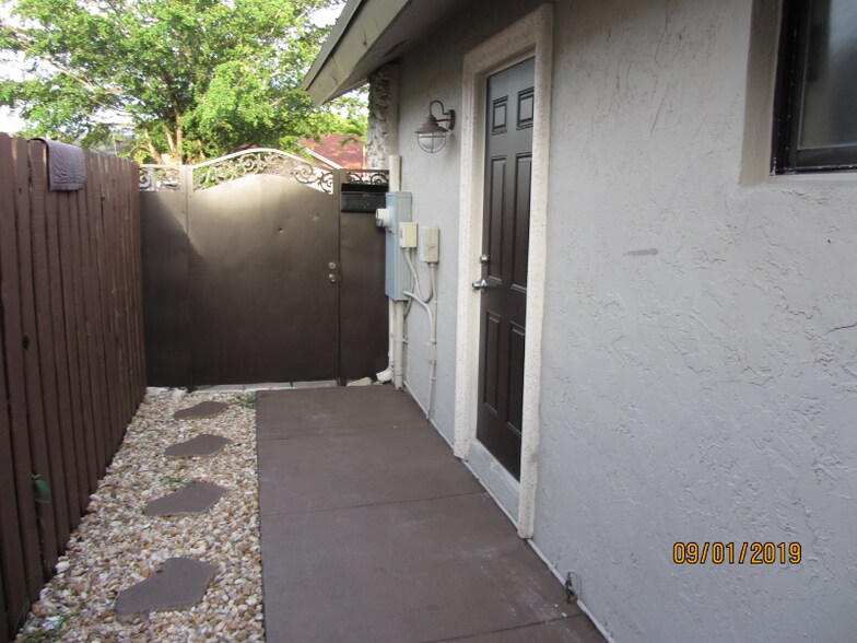 Primary Photo - 10740 SW 142nd Ave