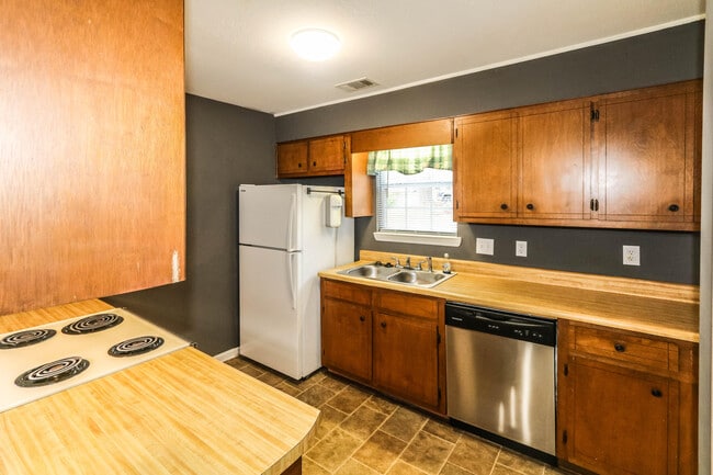 Building Photo - 913 N Willowick Dr