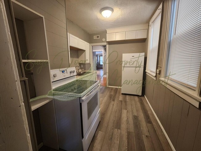 Building Photo - ORIGINAL HARDWOOD FLOORS!!!