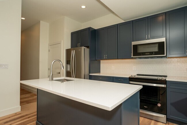 Building Photo - 102 W 6th St