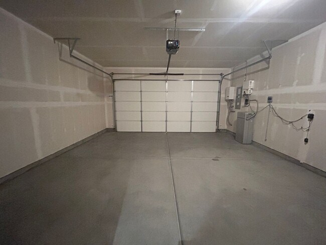 Building Photo - Luxury 3 Bedroom, 2 Bath Home with Granite Kitchen & Fenced Yard