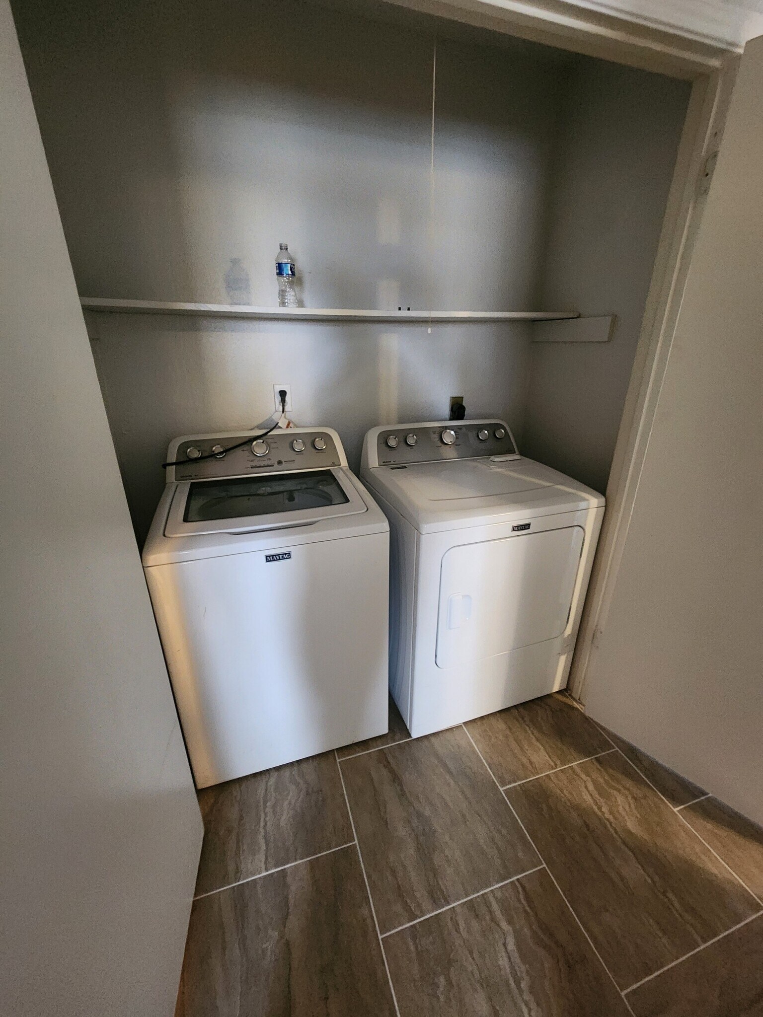 no washer dryer /just hook ups - 203 Sorrell Dr