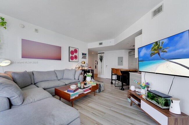 Building Photo - 1300 Brickell Bay Dr