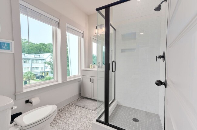 Building Photo - Elevated Lowcountry House!