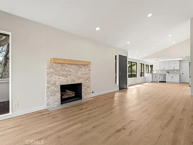 Building Photo - Stylish Unit with Generous Layout