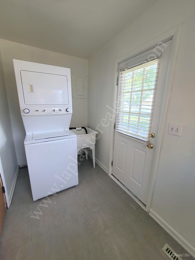 Building Photo - Three Bedroom Brick Ranch for Rent