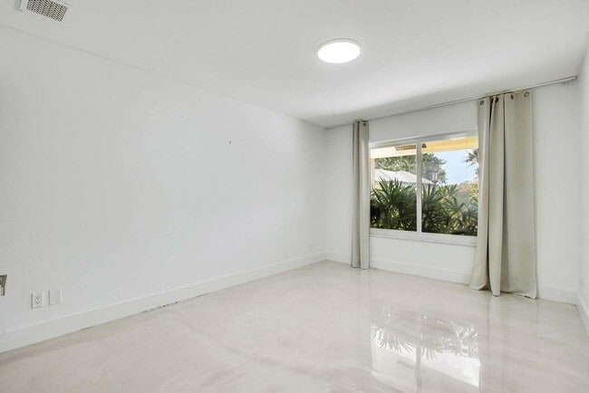 Building Photo - 7351 Valencia Dr