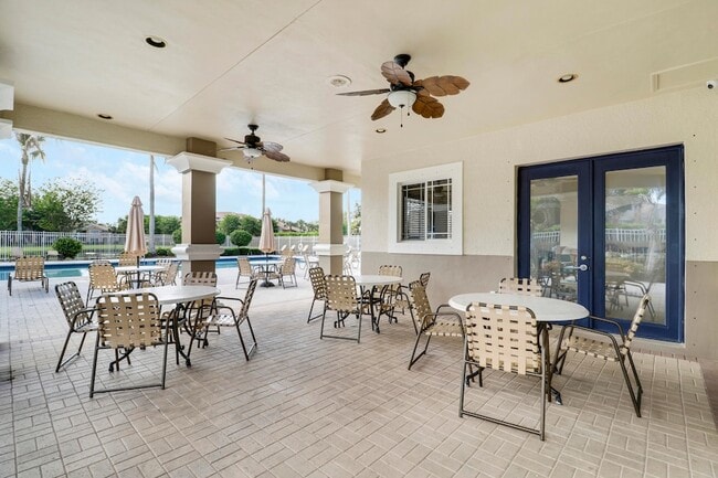 Building Photo - 141 SW Palm Dr