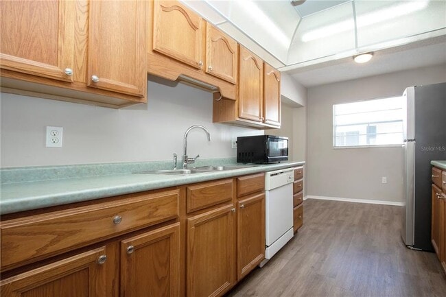 Building Photo - 802 Buttonwood Dr