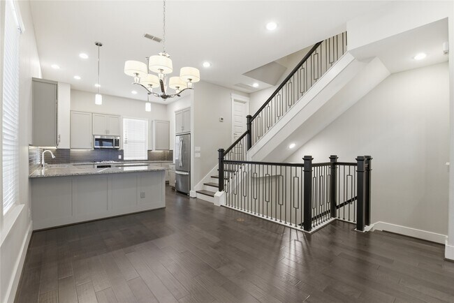 Building Photo - 819 Algona Ave