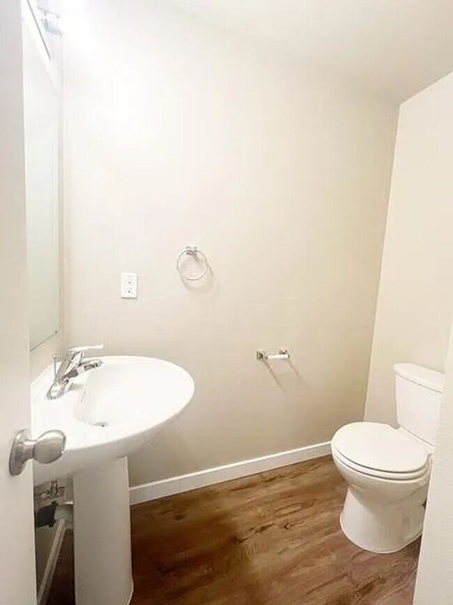 Building Photo - Modern 3BR / 2.5BA Townhome in Port Orchard – Spacious, Bright, and Conveniently Located