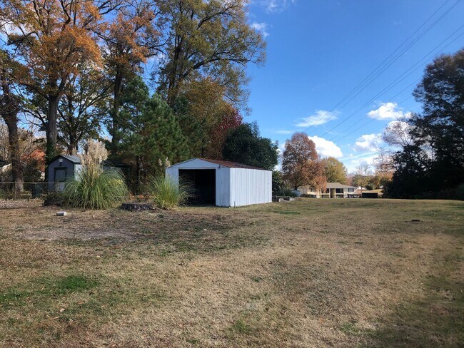 Building Photo - Price Reduced with MOVE-IN SPECIAL! $250 o...