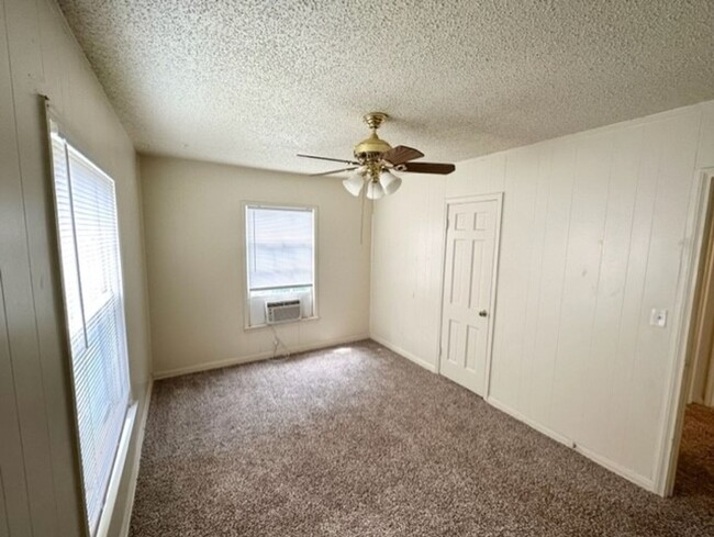 Building Photo - Charming 2 Bedroom. 1 Full Bath Home in We...