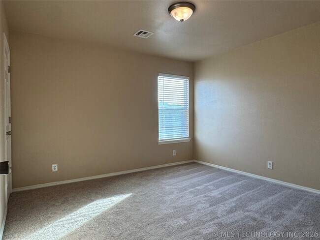 Building Photo - 14750 S Hickory Pl