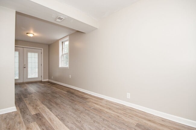 Building Photo - Huge 4 Bedroom 2 Bath Sylvan Park Classic! AVAILABLE NOW. Perfect for Roommates or a Home Office....