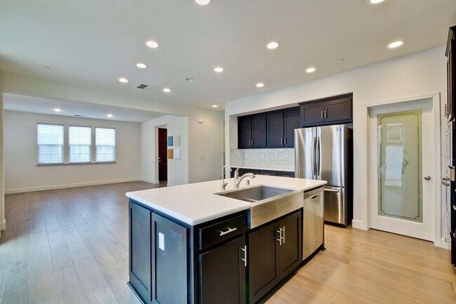 Building Photo - Gorgeous Santa Clara Home with Pool, EV Ho...