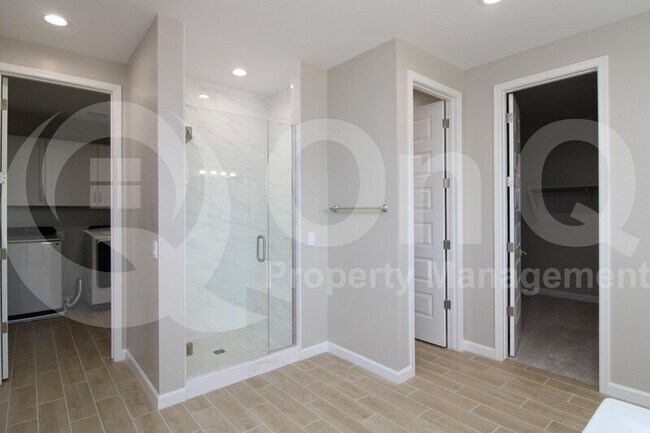 Building Photo - 5976 E Quail Ave