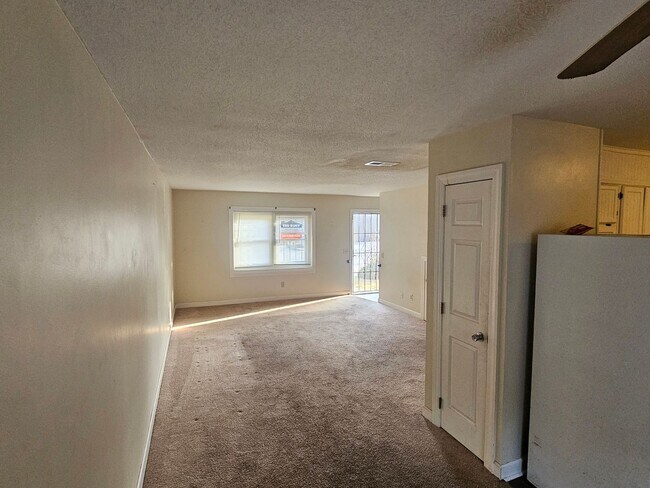Building Photo - Updated 2BR Townhome Near S Beltline — Convenient Columbia Living