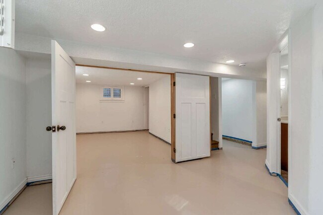 Building Photo - AVAILABLE NOW - Charming Sugar House Bungalow