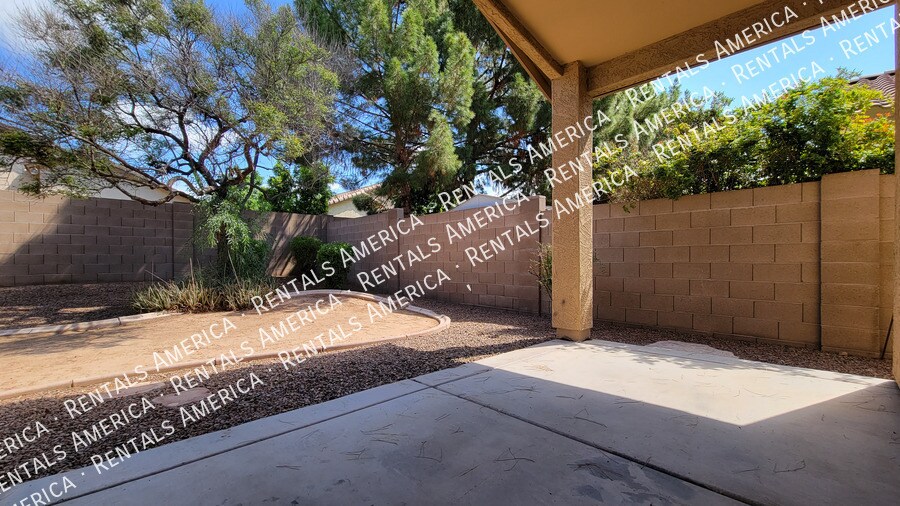 Building Photo - 12512 W Glenrosa Dr