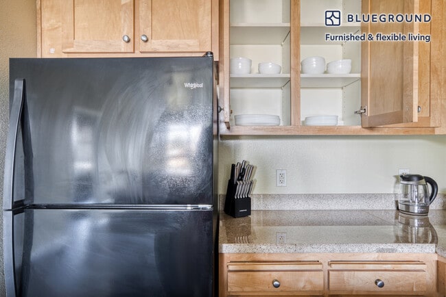 Building Photo - 853 Commodore Dr