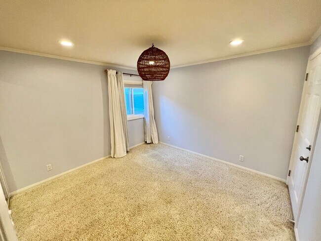 Building Photo - Peninsula Living just steps to the Beach - Garage included