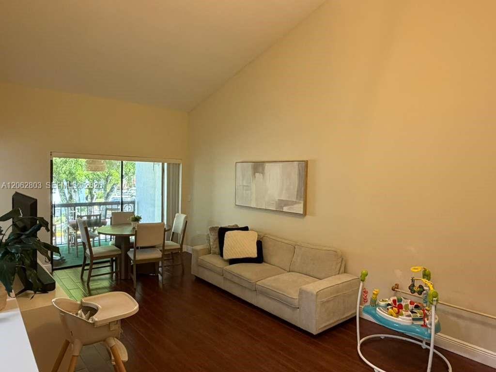 Building Photo - 9417 Fontainebleau Blvd
