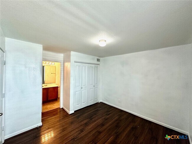 Building Photo - 135 Rush Haven