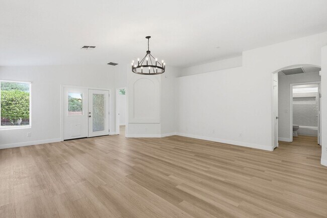 Building Photo - Stunning Home in North Phoenix