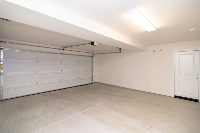 Building Photo - Brand New 3 Bed / 3 Bath Townhome In River...