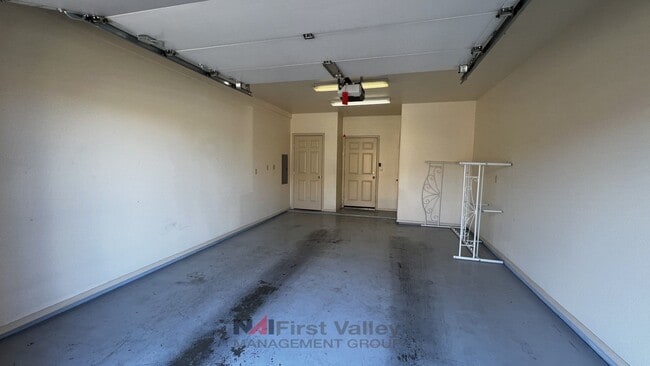 Building Photo - 3 Bedrooms, 2 Baths and a Single Car Garage