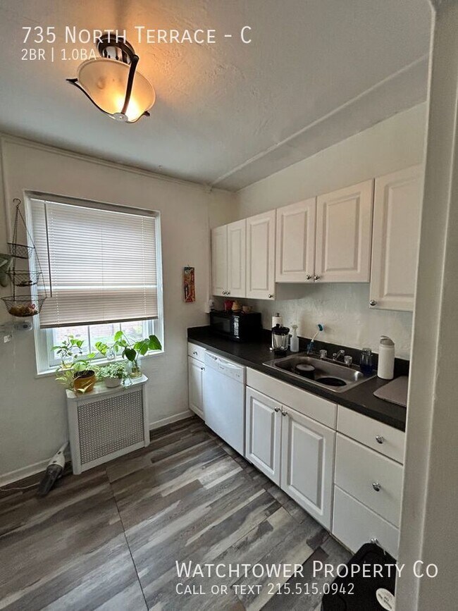 Building Photo - 735 North Terrace