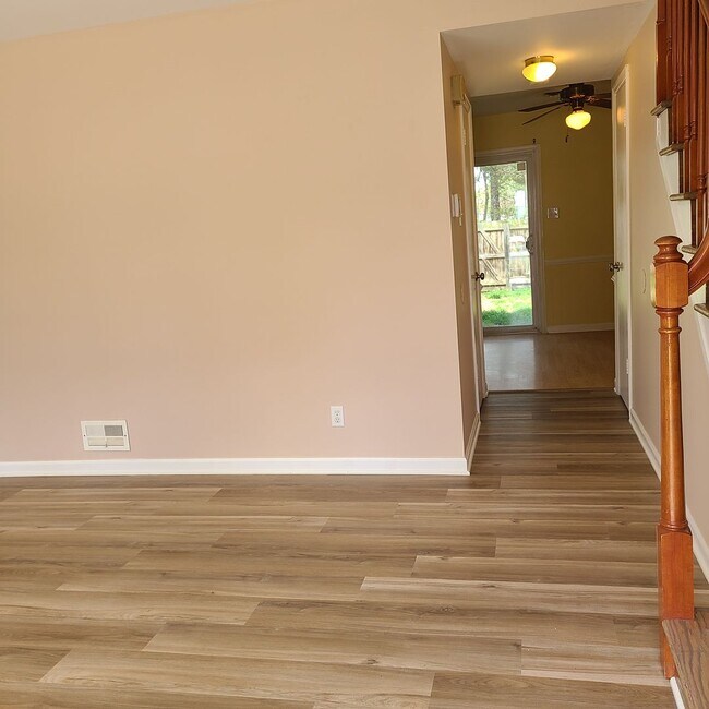 Building Photo - Incredible Townhouse in N Chesterfield!