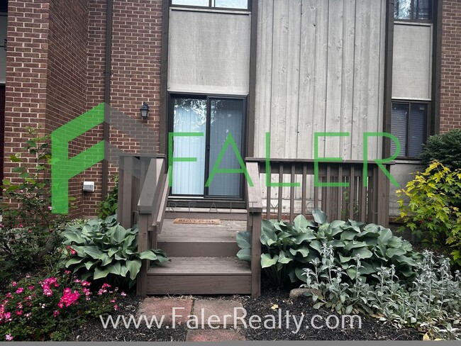 Building Photo - Update 2 bedroom condo - Move in ready!