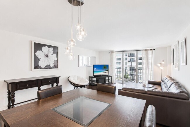 Building Photo - 1147 Hillsboro Mile