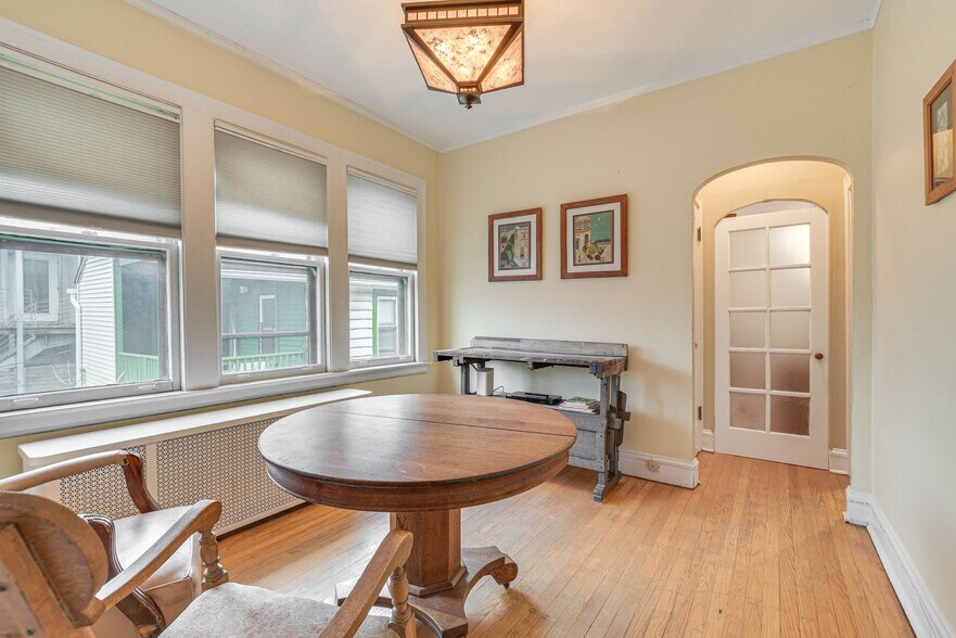 Building Photo - 2021 W Dickens Ave