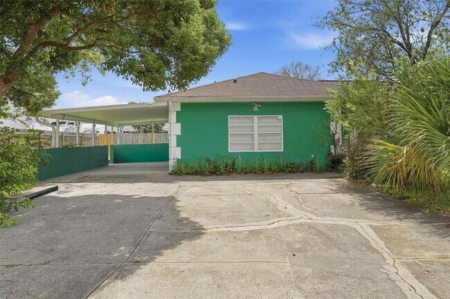 Building Photo - 515 Floral Dr