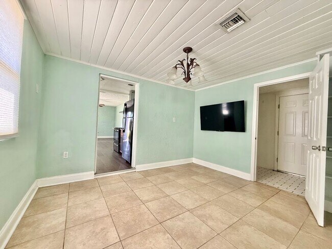 Building Photo - Super Cute 3/2 Close to Downtown!