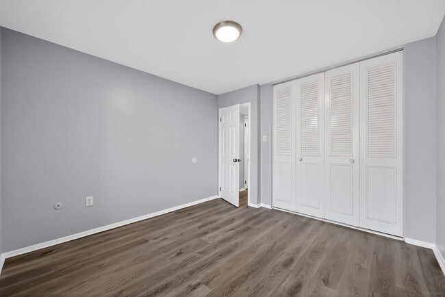 Building Photo - 122 Chelsea Cir